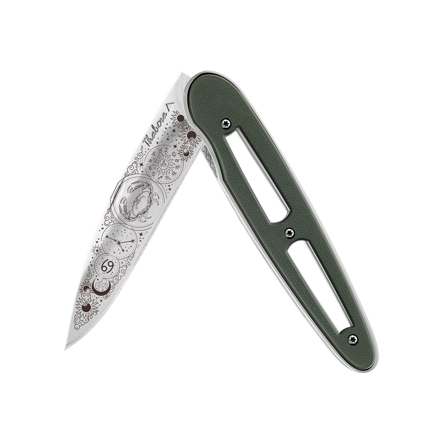 Couteau acier finition brillante plaquette ajourée résine g10 kaki motif «zodiaque cancer»
