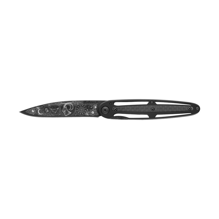 Couteau acier finition titane noir plaquette centrale carbone motif «zodiaque capricorne»