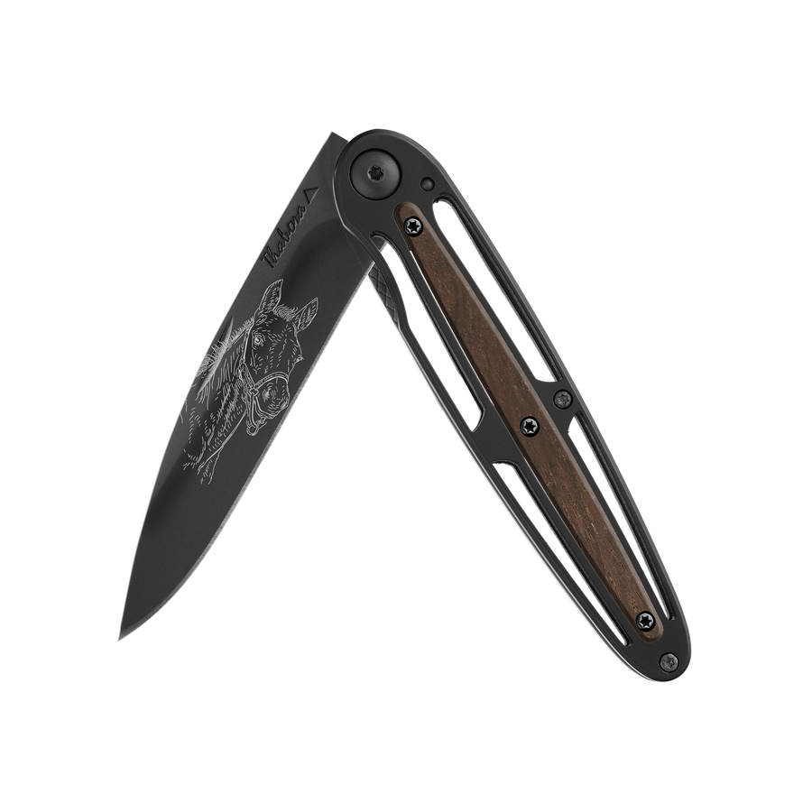 Couteau acier finition titane noir plaquette centrale bois foncé motif «poulain»