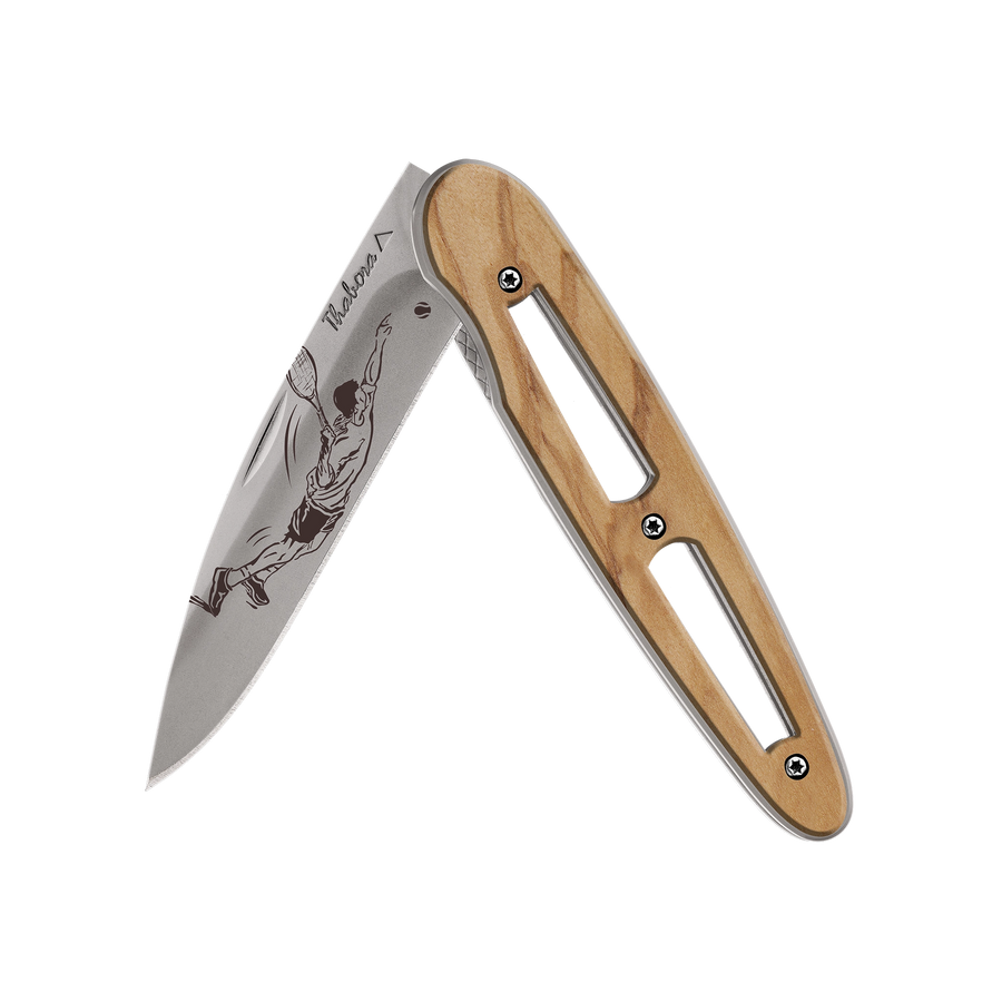 Couteau acier finition titane gris plaquette ajourée bois clair motif «tennisman»