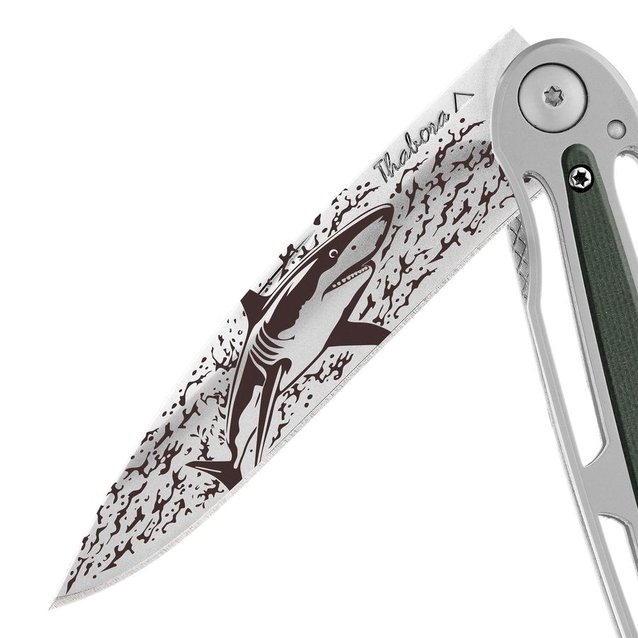 Couteau acier finition brillante plaquette centrale résine g10 kaki motif «requin»