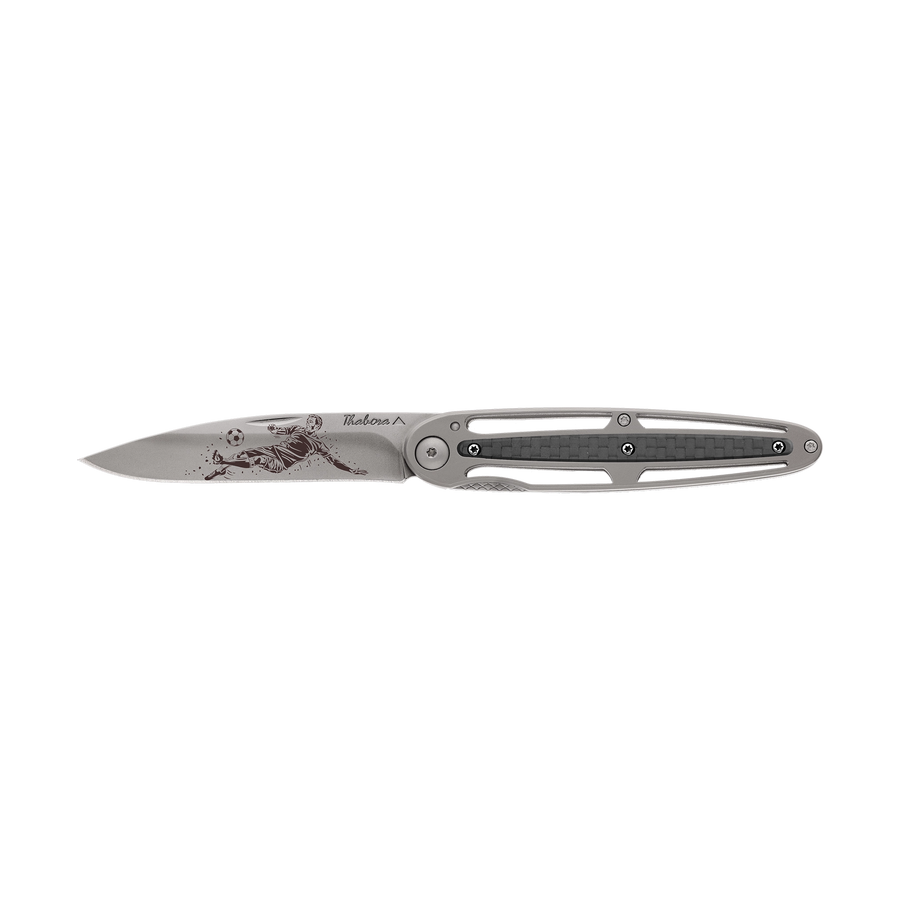 Couteau acier finition titane gris plaquette centrale carbone motif «footballeur»