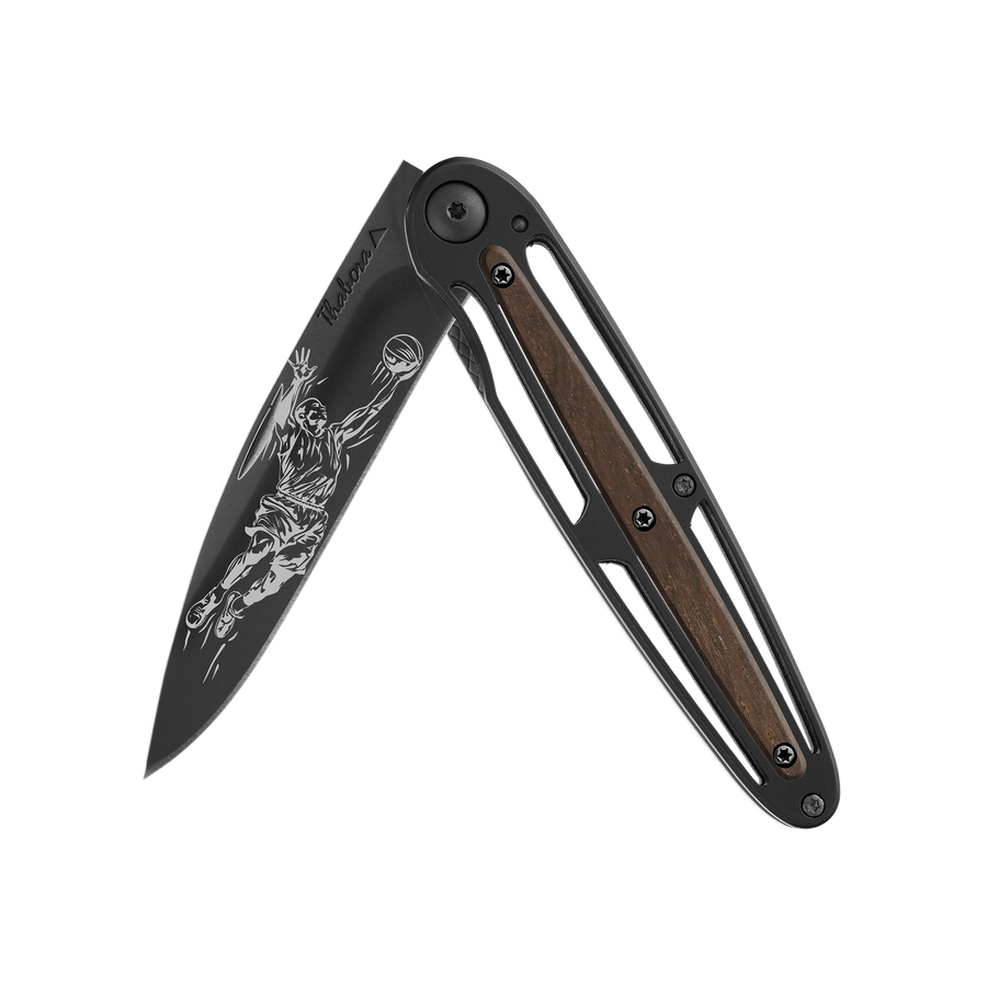 Couteau acier finition titane noir plaquette centrale bois foncé motif «basketteur»
