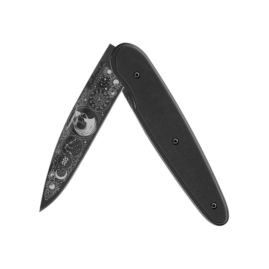 Couteau acier finition titane noir plaquette pleine résine g10 noir motif «zodiaque verseau»