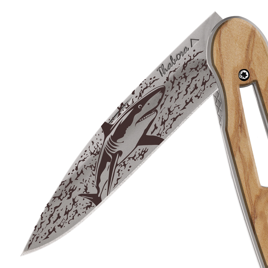 Couteau acier finition titane gris plaquette ajourée bois clair motif «requin»
