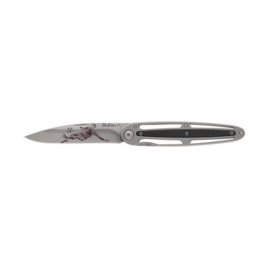Couteau acier finition titane gris plaquette centrale résine g10 noir motif «footballeur»