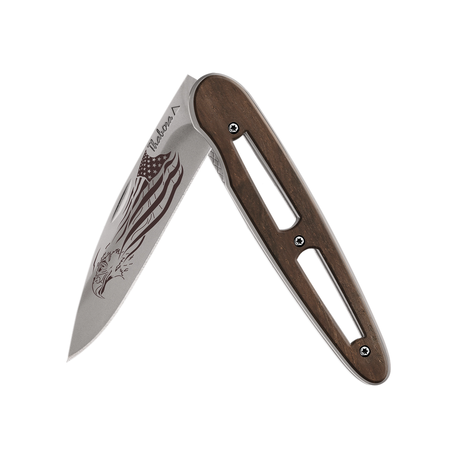 Couteau acier finition titane gris plaquette ajourée bois foncé motif «aigle américain»