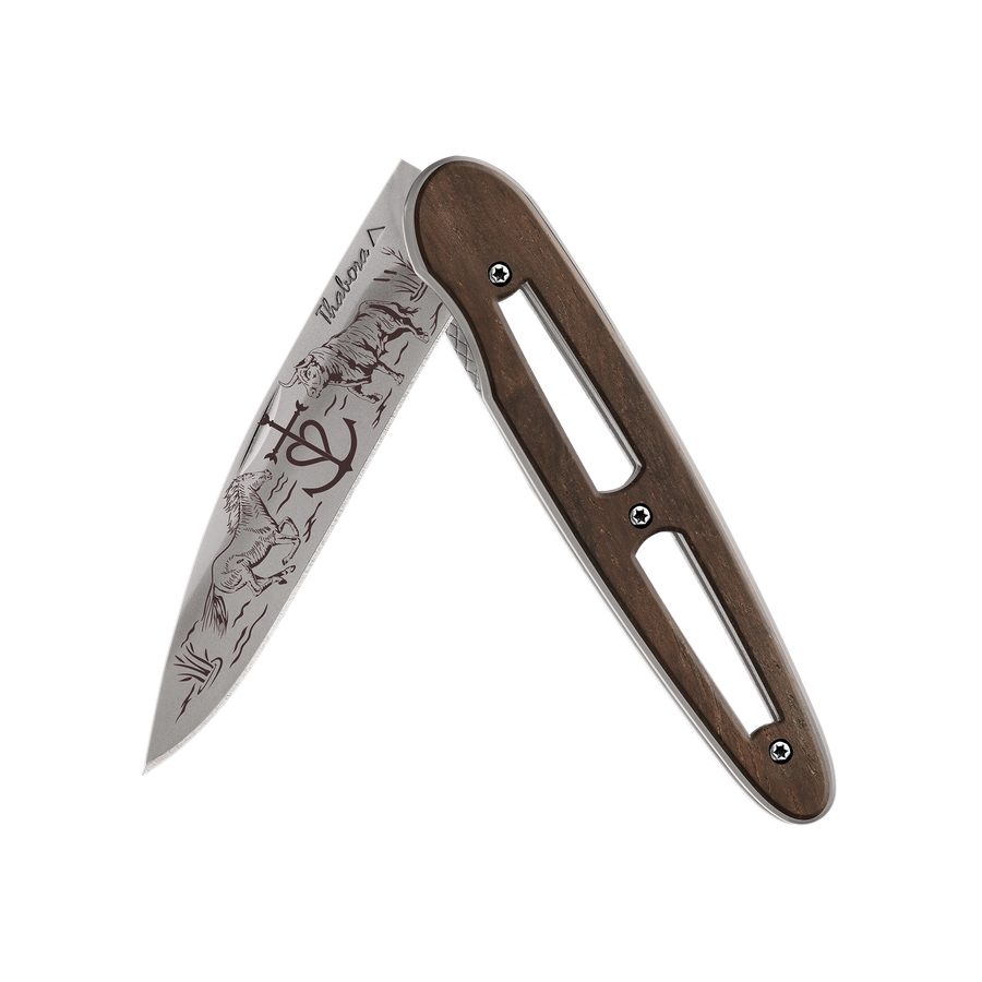 Couteau acier finition titane gris plaquette ajourée bois foncé motif «camargue»