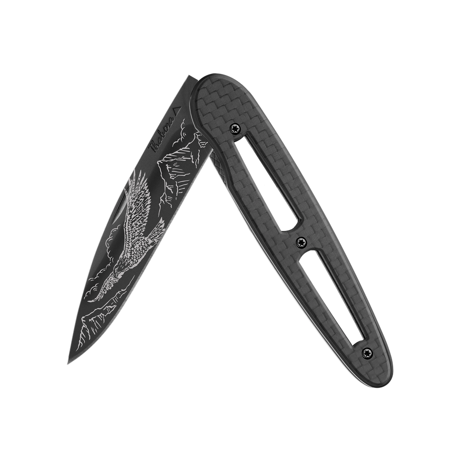 Couteau acier finition titane noir plaquette ajourée carbone motif «aigle»