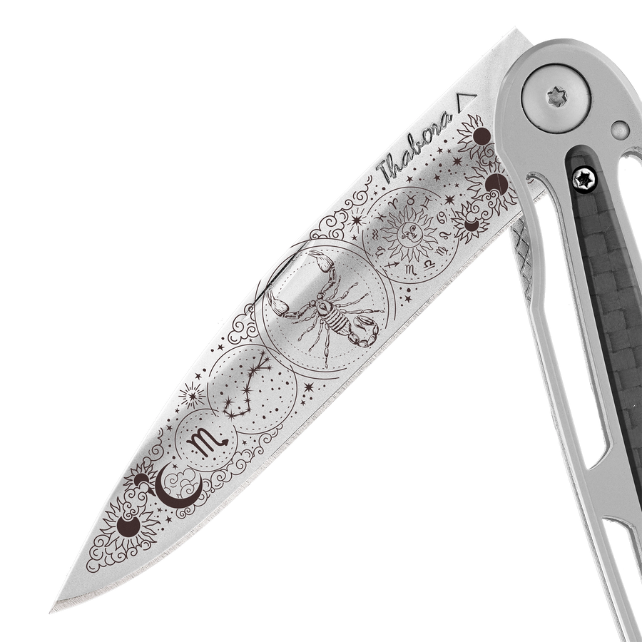 Couteau acier finition brillante plaquette centrale carbone motif «zodiaque scorpion»