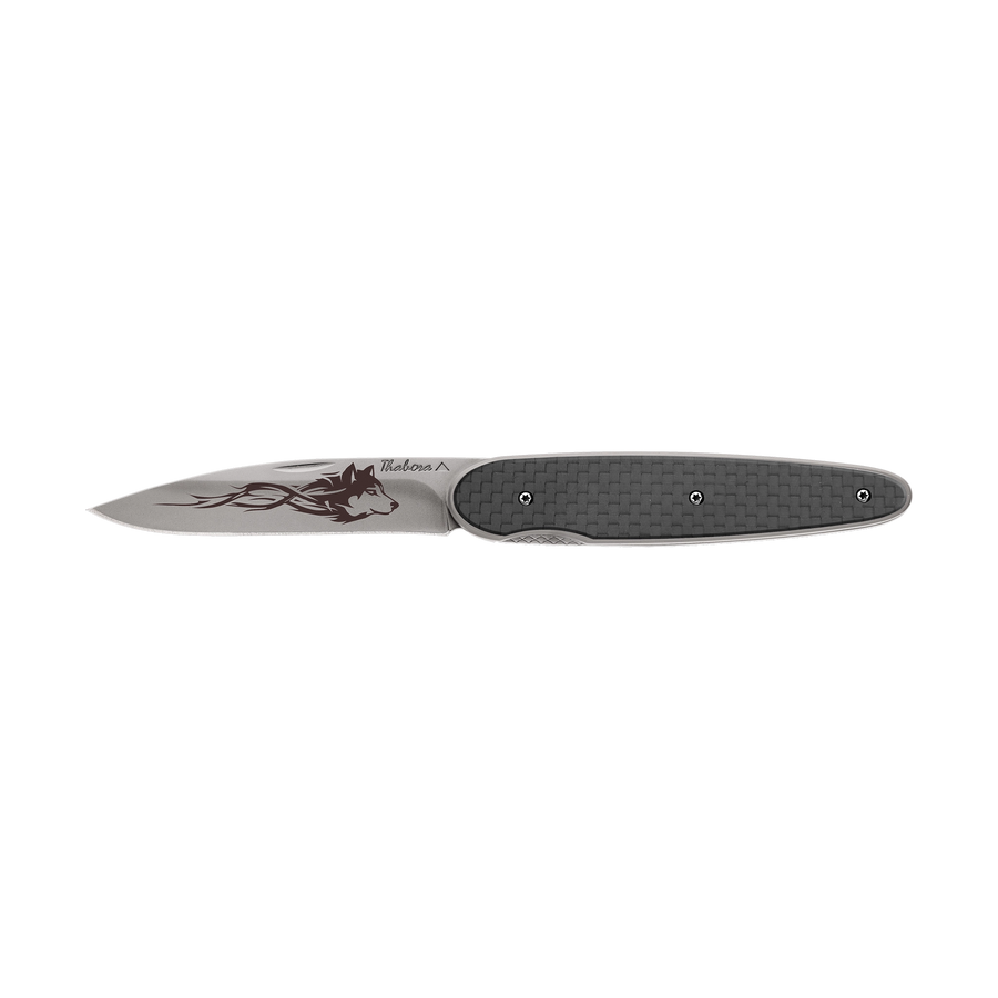 Couteau acier finition titane gris plaquette pleine carbone motif «loup tribal»