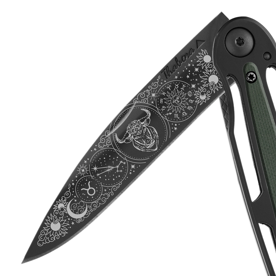 Couteau acier finition titane noir plaquette centrale résine g10 kaki motif «zodiaque taureau»