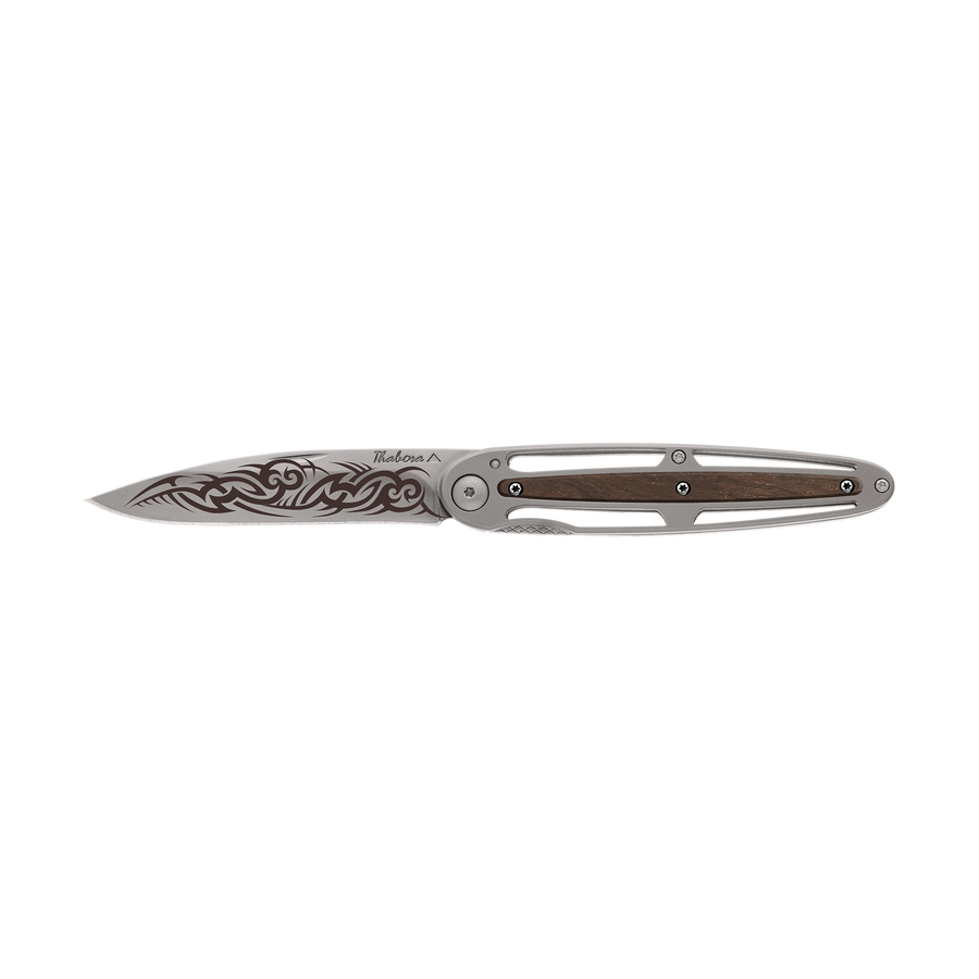 Couteau acier finition titane gris plaquette centrale bois foncé motif «tribal gothique»