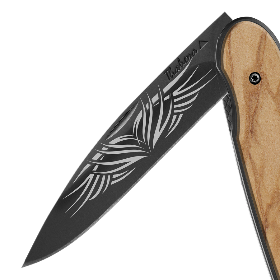 Couteau acier finition titane noir plaquette pleine bois clair motif «tribal»