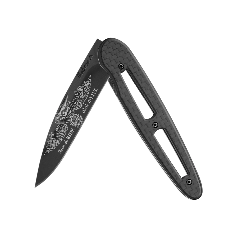 Couteau acier finition titane noir plaquette ajourée carbone motif «biker ailes»