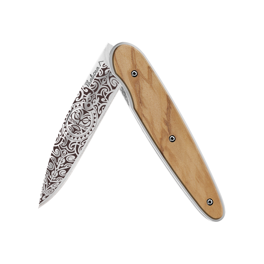 Couteau acier finition brillante plaquette pleine bois clair motif «tiki»