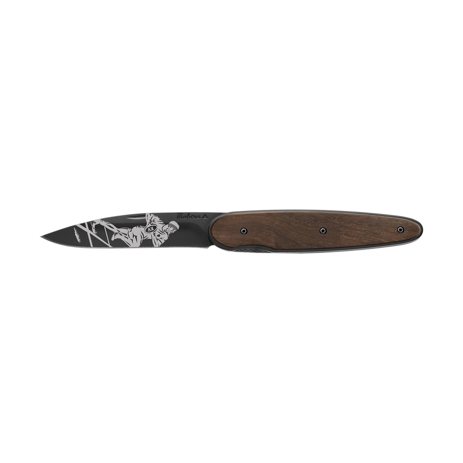 Couteau acier finition titane noir plaquette pleine bois foncé motif «rugbyman»