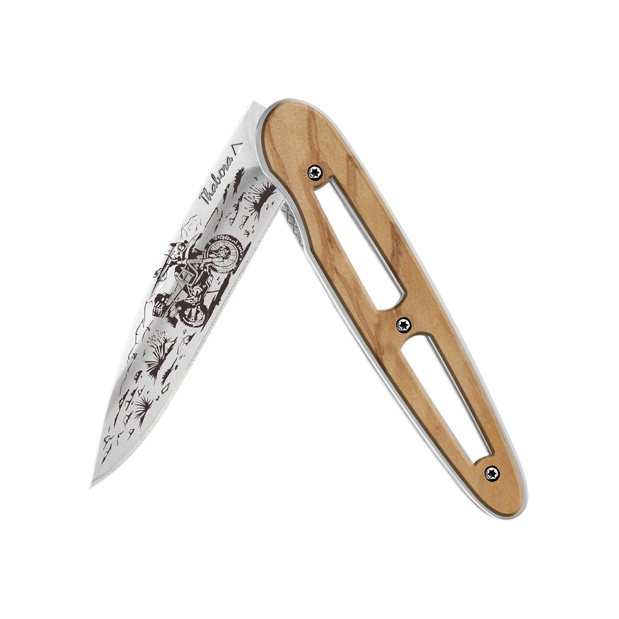 Couteau acier finition brillante plaquette ajourée bois clair motif «trail»