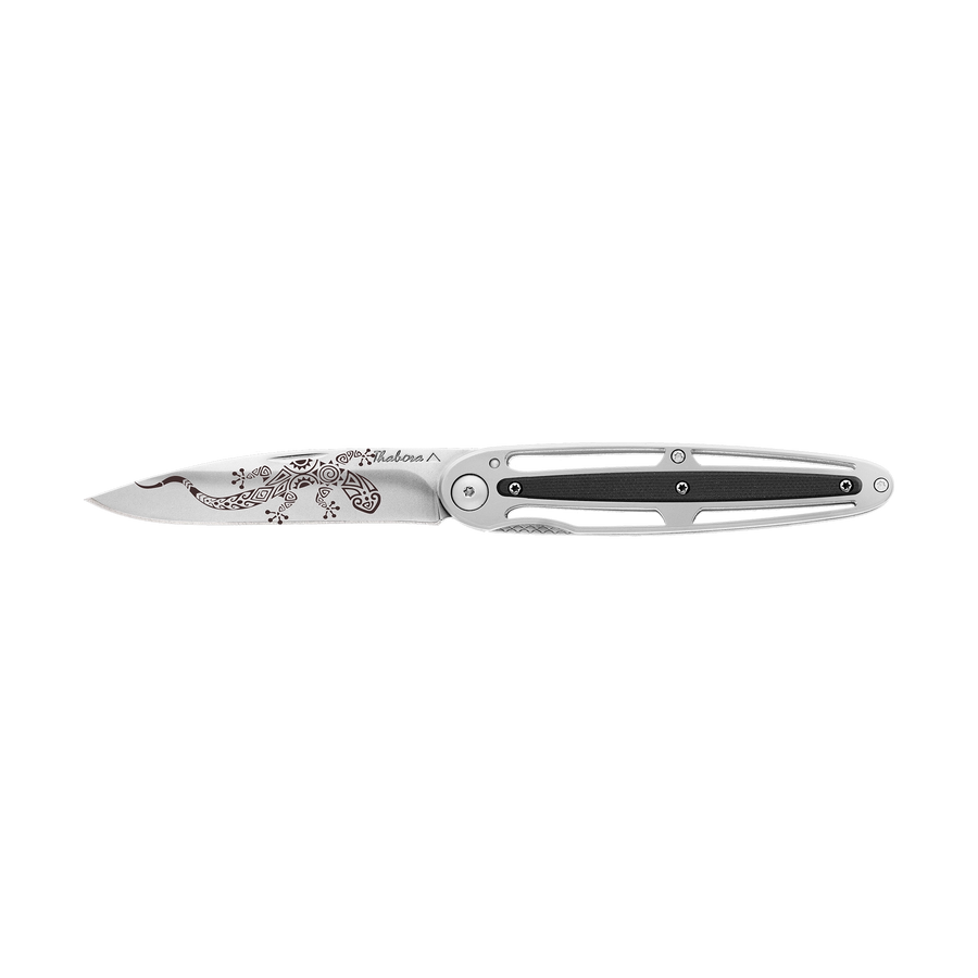 Couteau acier finition brillante plaquette centrale résine g10 noir motif «salamandre tribale»
