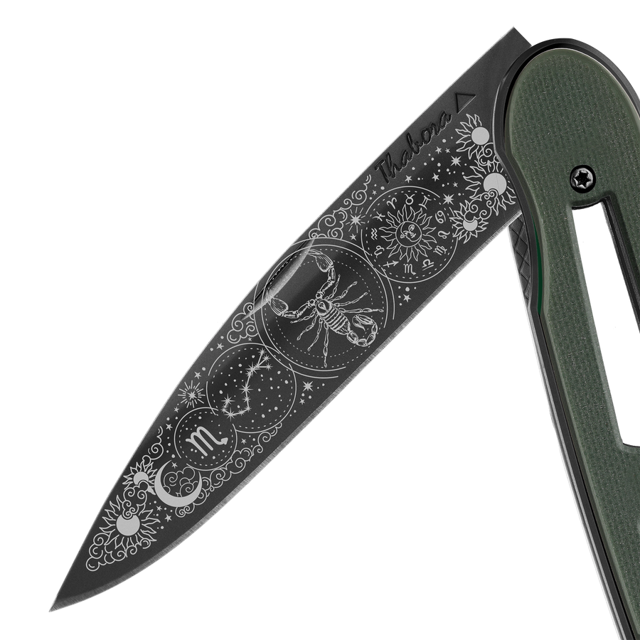 Couteau acier finition titane noir plaquette ajourée résine g10 kaki motif «zodiaque scorpion»