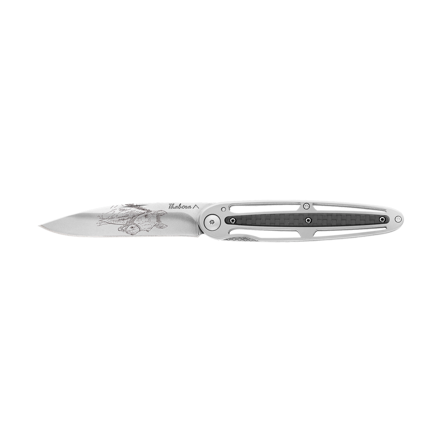 Couteau acier finition brillante plaquette centrale carbone motif «poulain»