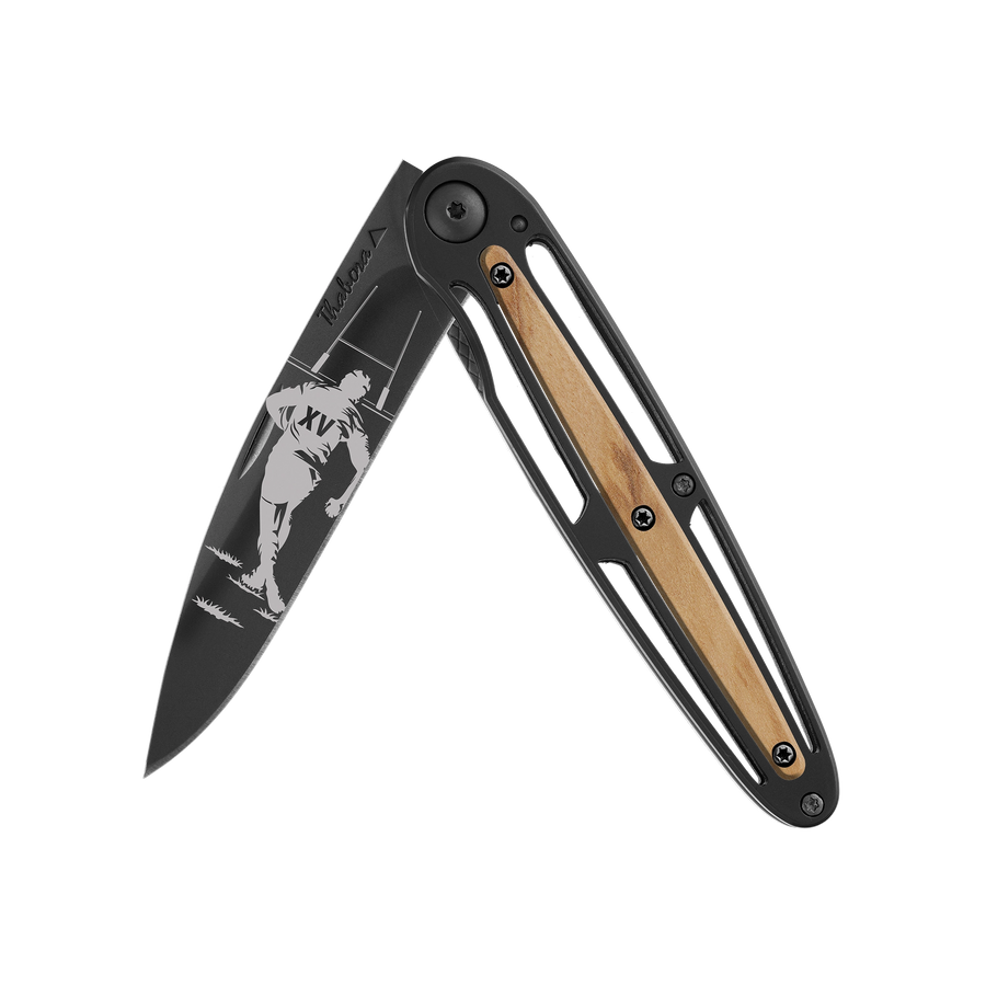 Couteau acier finition titane noir plaquette centrale bois clair motif «rugby»