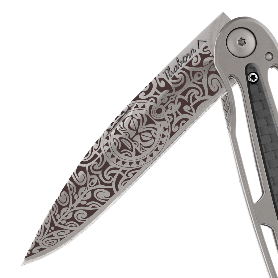 Couteau acier finition titane gris plaquette centrale carbone motif «tiki»