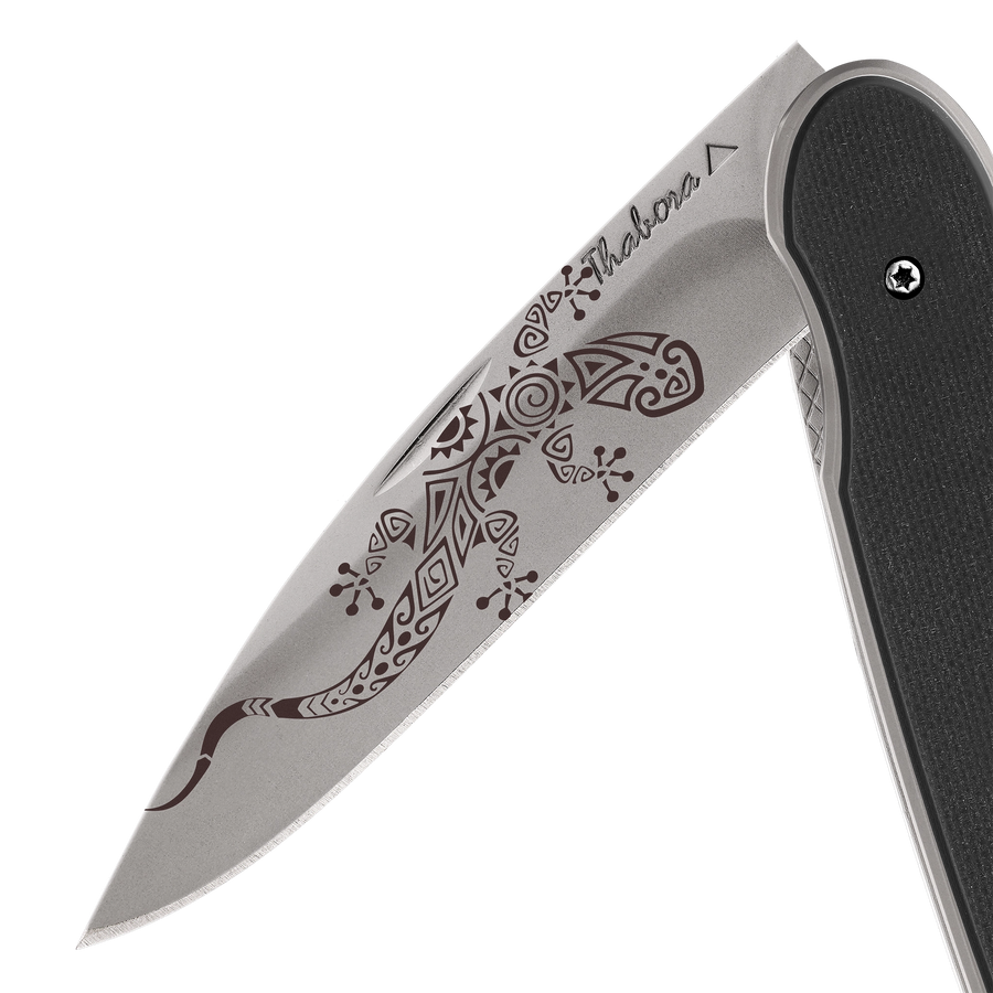 Couteau acier finition titane gris plaquette pleine résine g10 noir motif «salamandre tribale»