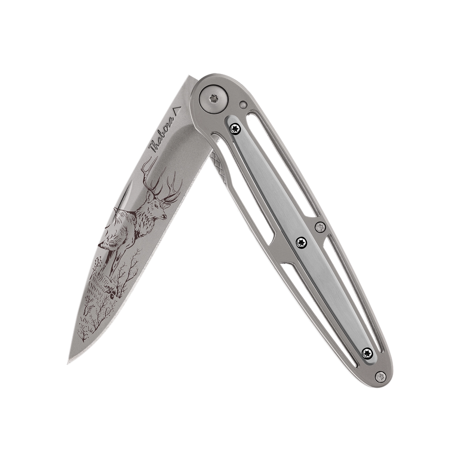 Couteau acier finition titane gris plaquette centrale acier brossé motif «cerf»