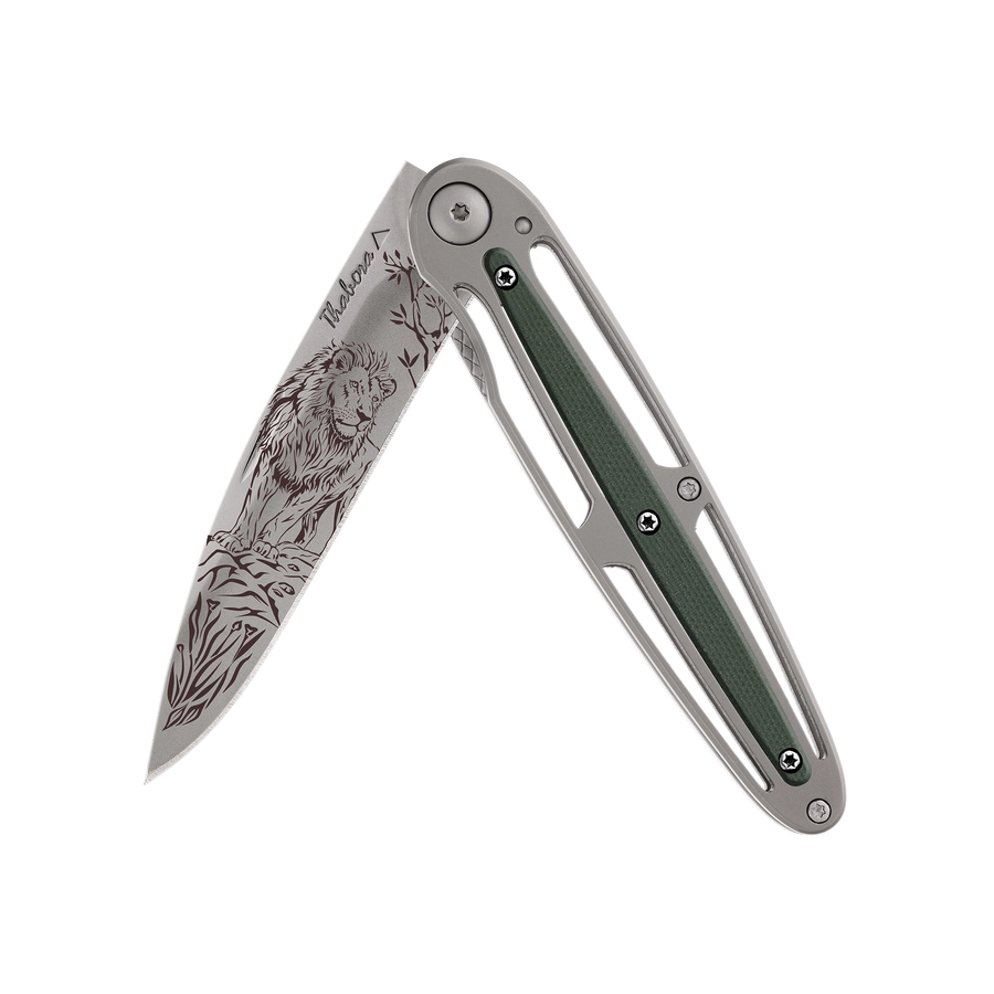 Couteau acier finition titane gris plaquette centrale résine g10 kaki motif «lion»