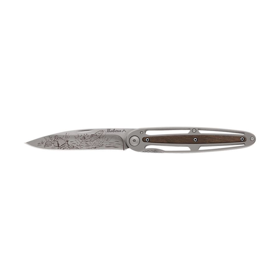 Couteau acier finition titane gris plaquette centrale bois foncé motif «pêche rivière»