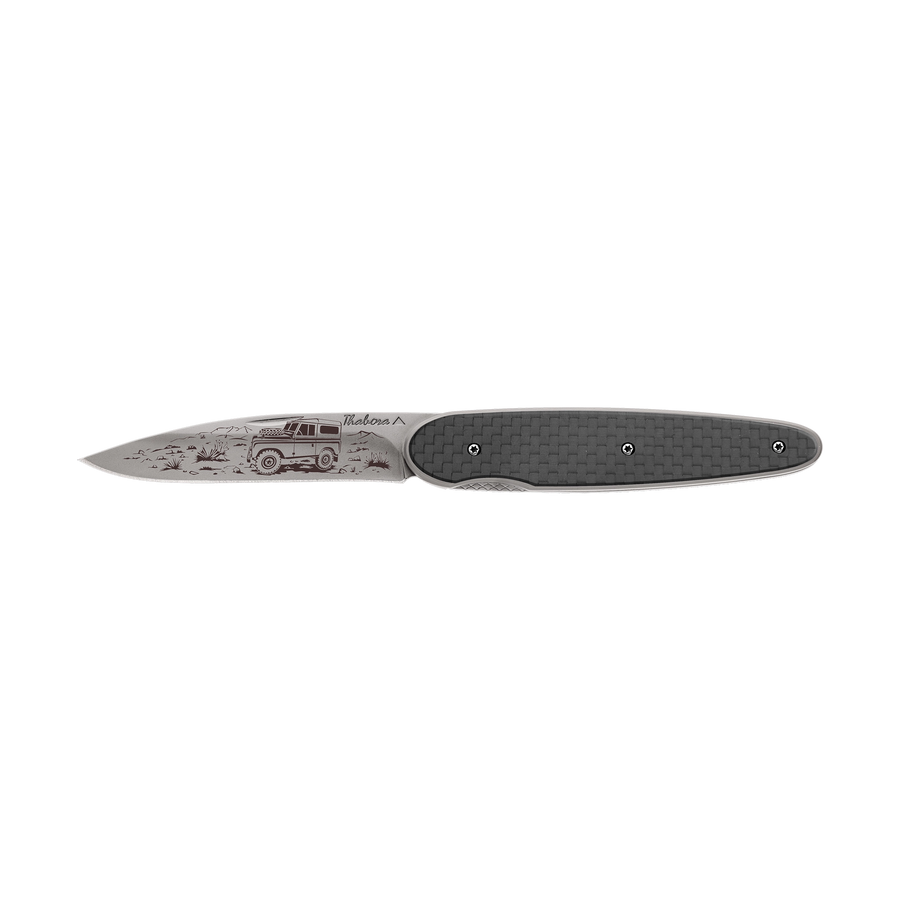 Couteau acier finition titane gris plaquette pleine carbone motif «4x4»