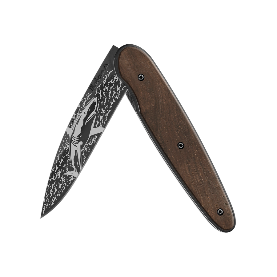 Couteau acier finition titane noir plaquette pleine bois foncé motif «requin»