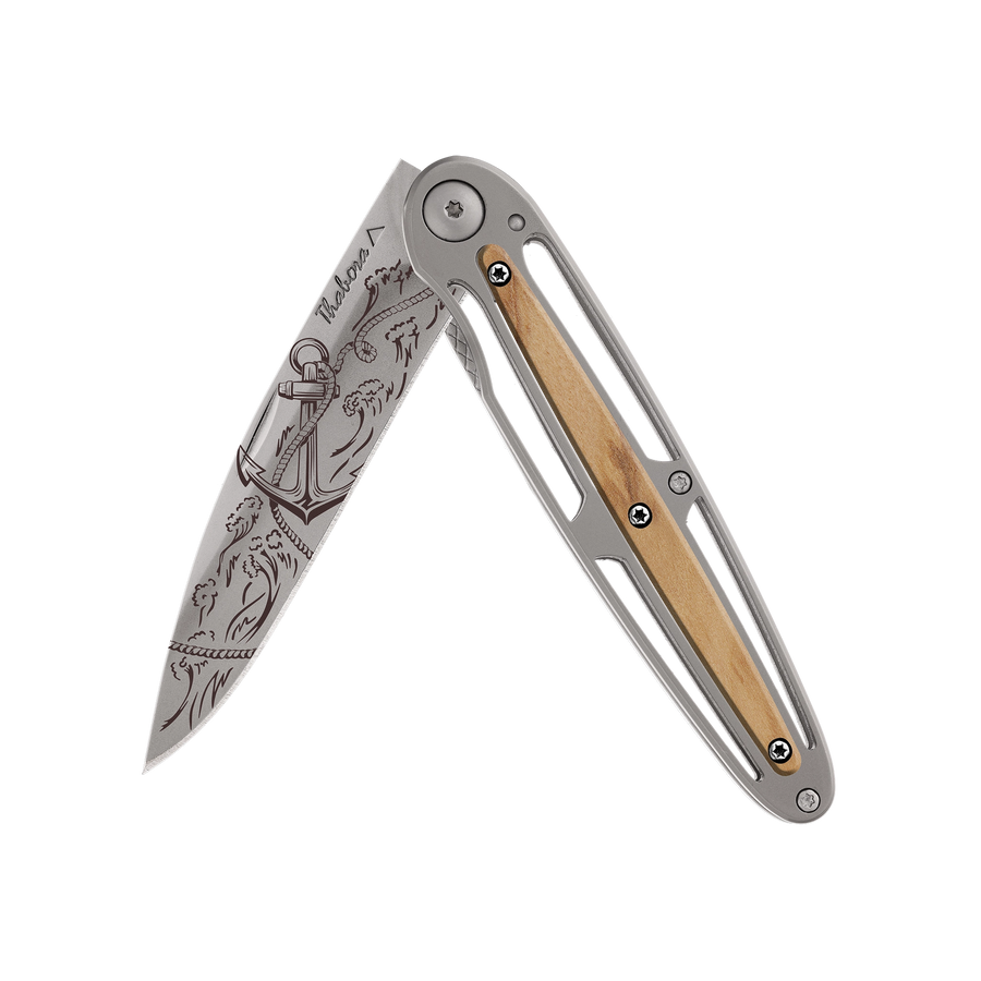 Couteau acier finition titane gris plaquette centrale bois clair motif «ancre»