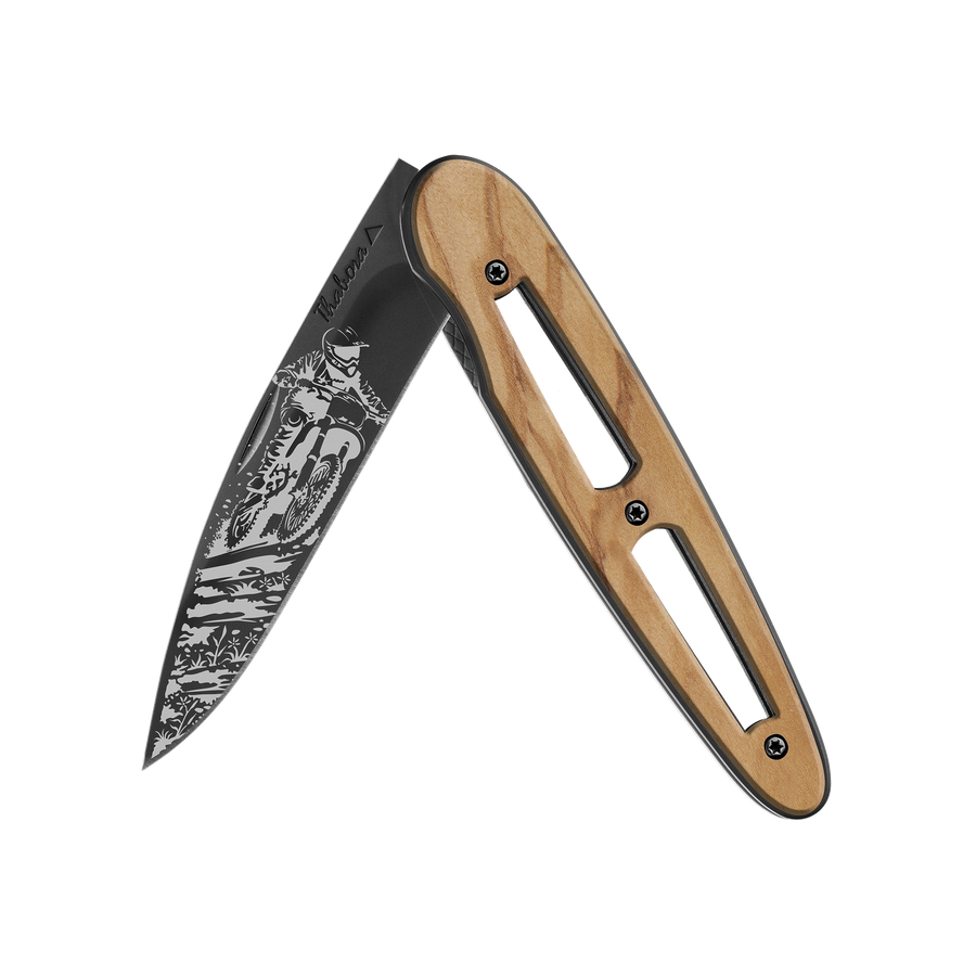 Couteau acier finition titane noir plaquette ajourée bois clair motif «motocross»