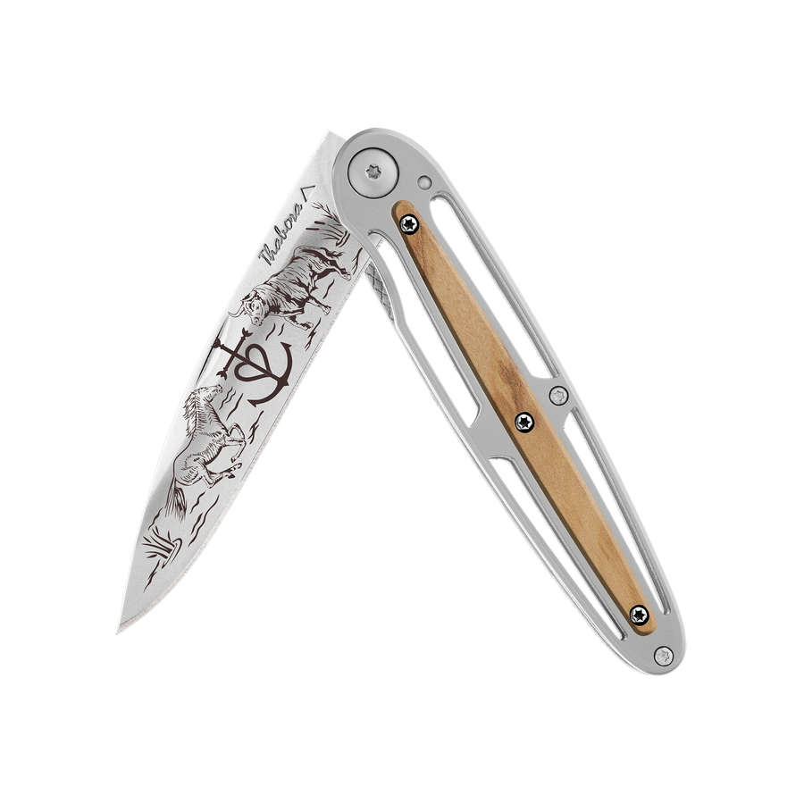 Couteau acier finition brillante plaquette centrale bois clair motif «camargue»