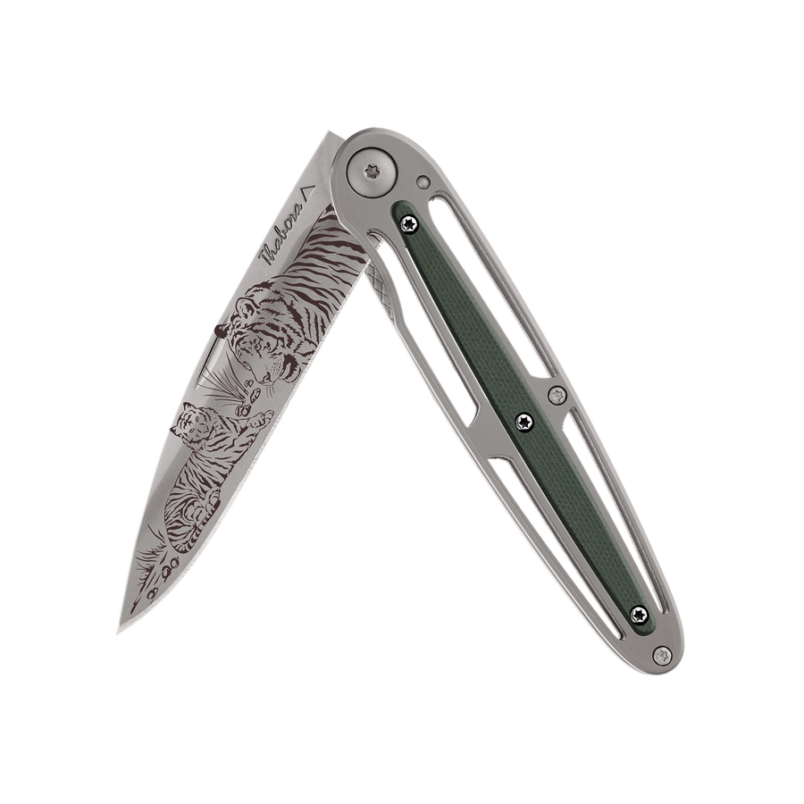 Couteau acier finition titane gris plaquette centrale résine g10 kaki motif «tigres»