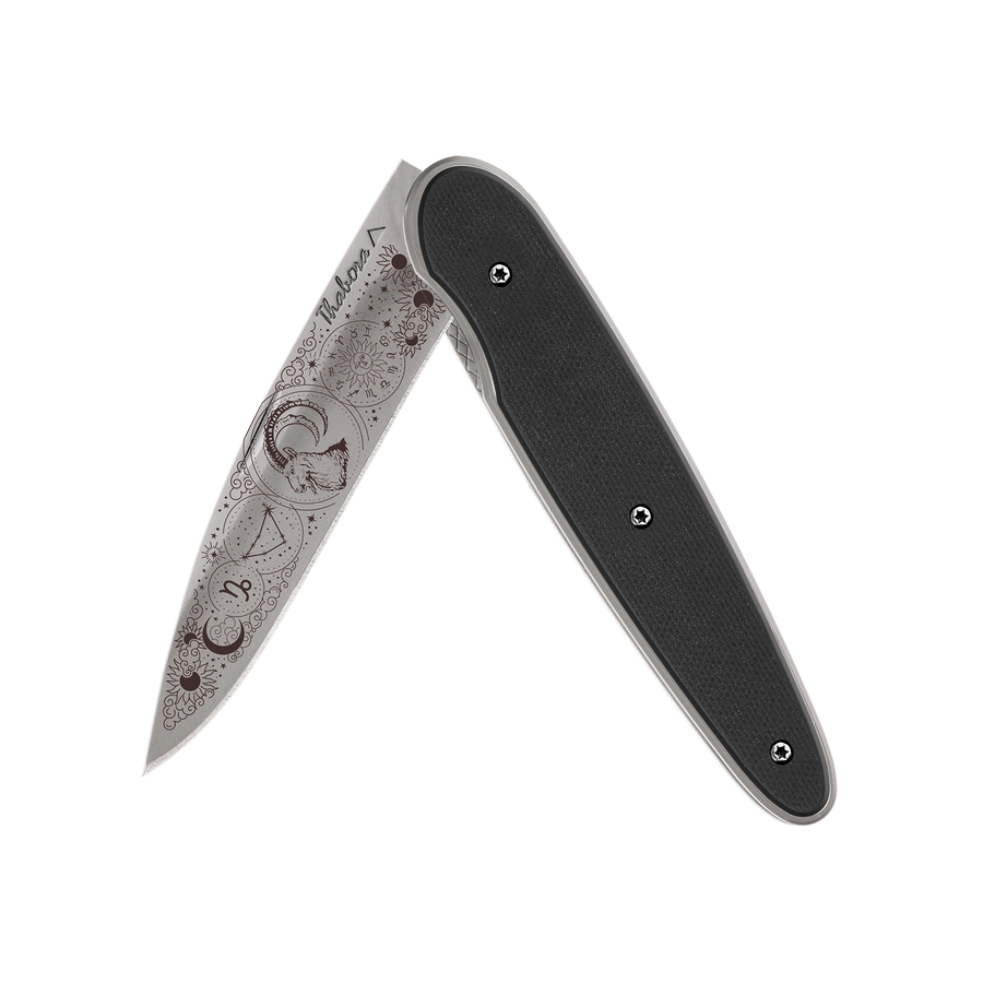 Couteau acier finition titane gris plaquette pleine résine g10 noir motif «zodiaque capricorne»