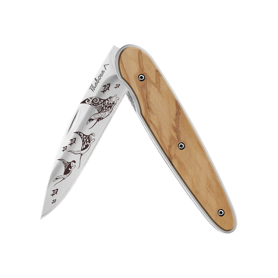 Couteau acier finition brillante plaquette pleine bois clair motif «raie manta»
