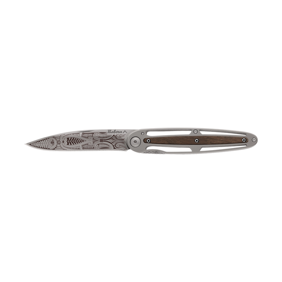 Couteau acier finition titane gris plaquette centrale bois foncé motif «cachemire»