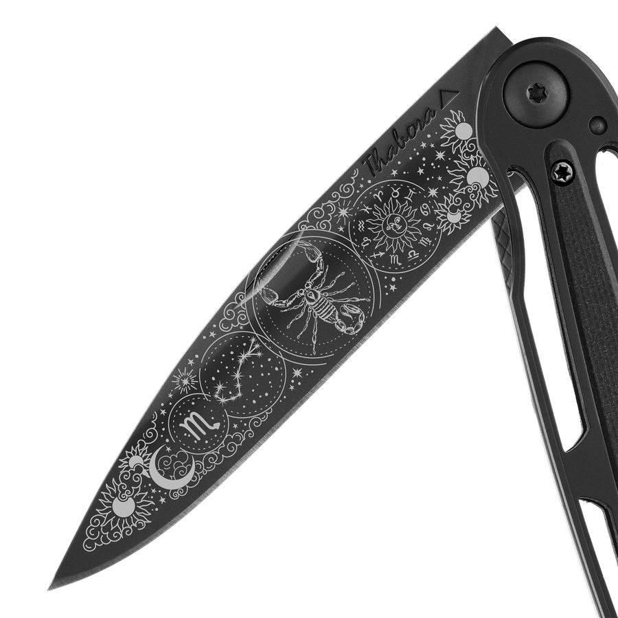 Couteau acier finition titane noir plaquette centrale résine g10 noir motif «zodiaque scorpion»