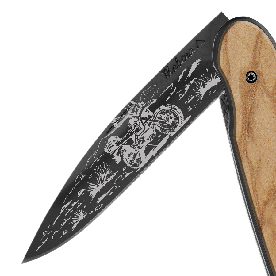 Couteau acier finition titane noir plaquette pleine bois clair motif «trail»