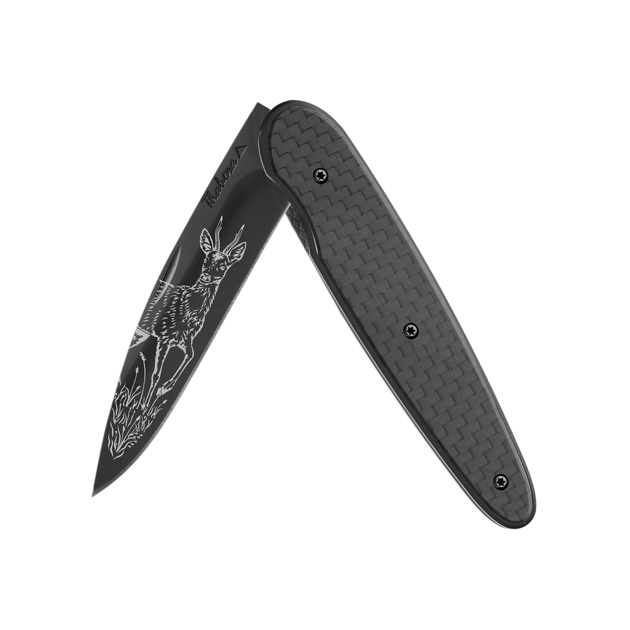 Couteau acier finition titane noir plaquette pleine carbone motif «chevreuil brocard»