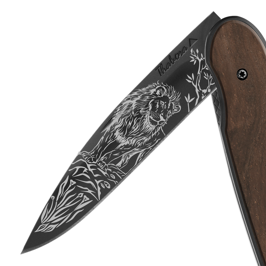 Couteau acier finition titane noir plaquette pleine bois foncé motif «lion»