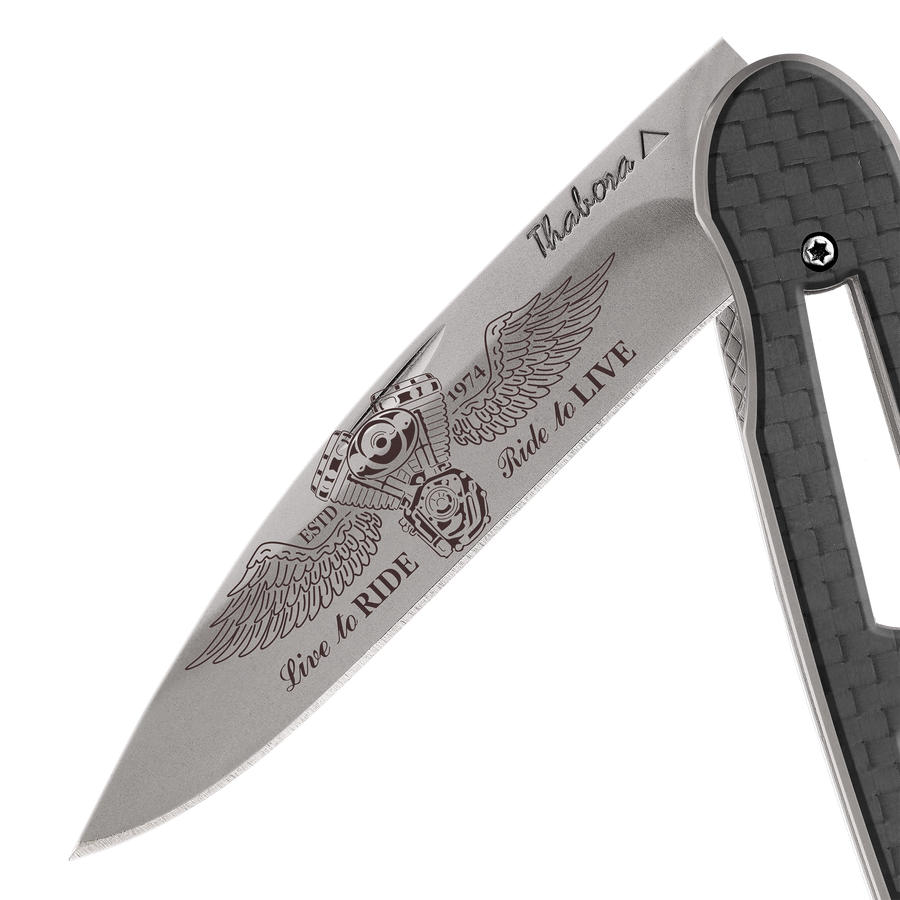 Couteau acier finition titane gris plaquette ajourée carbone motif «biker ailes»