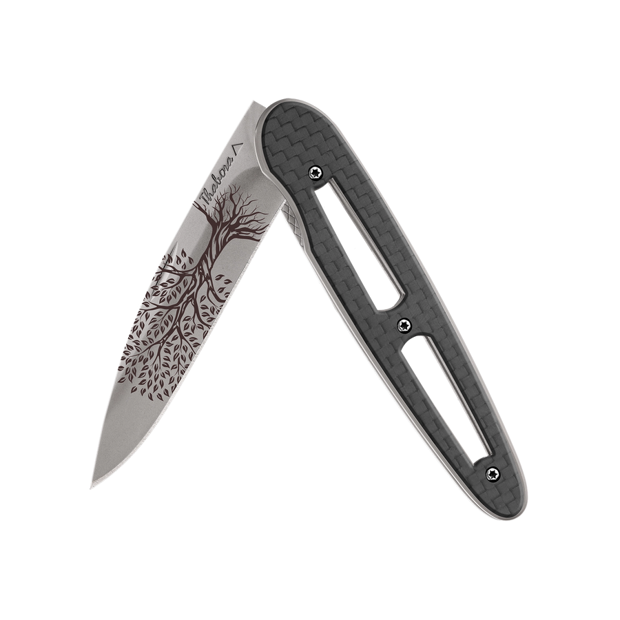 Couteau acier finition titane gris plaquette ajourée carbone motif «arbre de vie»