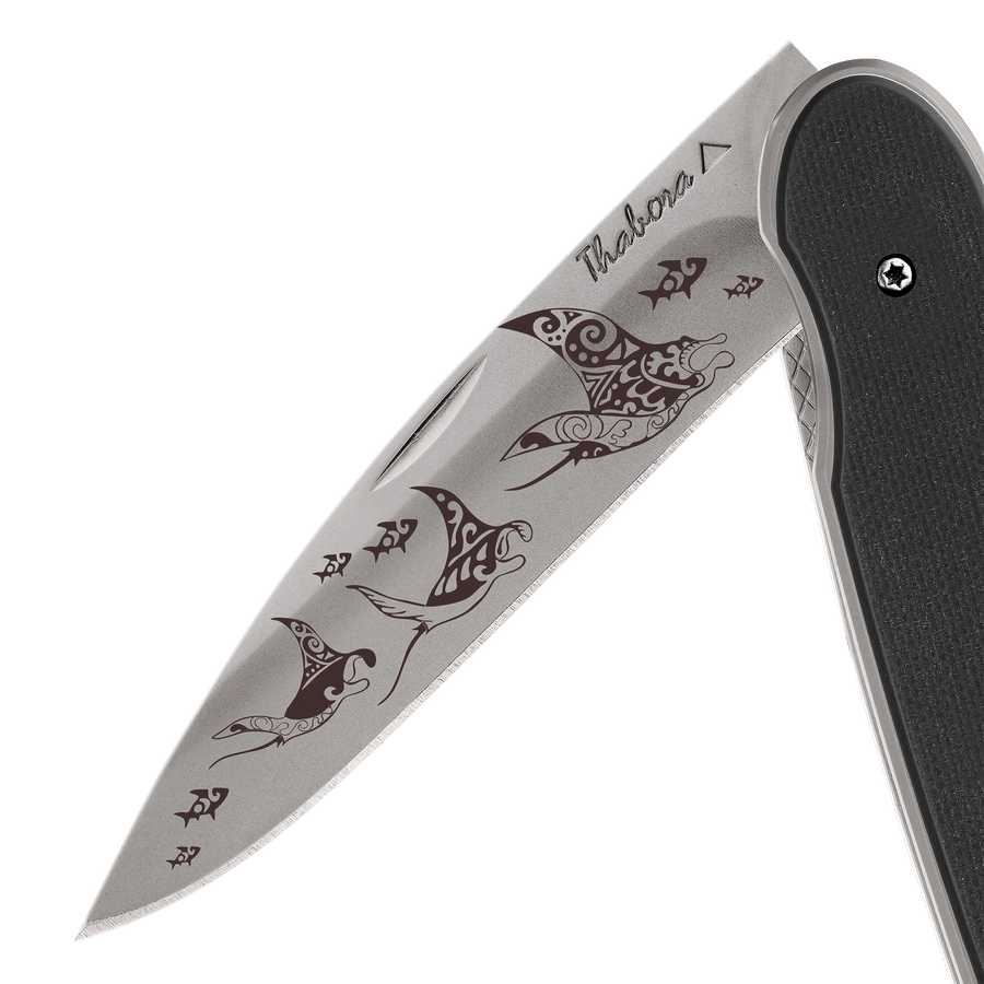 Couteau acier finition titane gris plaquette pleine résine g10 noir motif «raie manta»