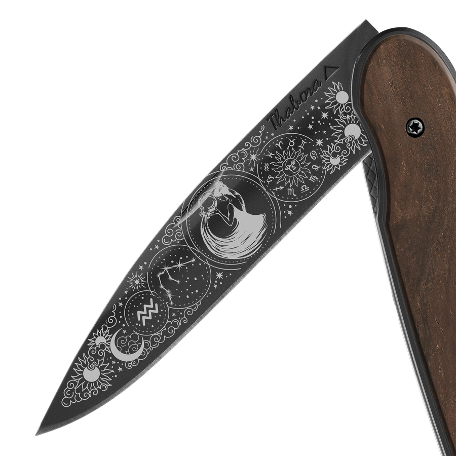 Couteau acier finition titane noir plaquette pleine bois foncé motif «zodiaque verseau»