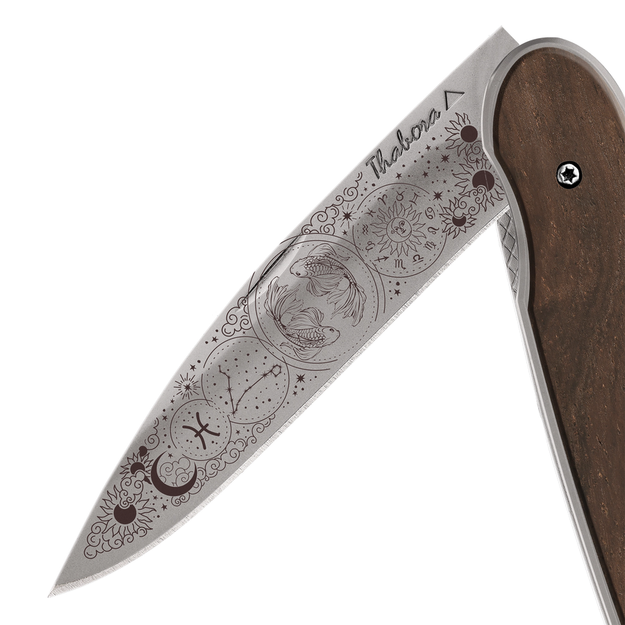 Couteau acier finition titane gris plaquette pleine bois foncé motif «zodiaque poissons»