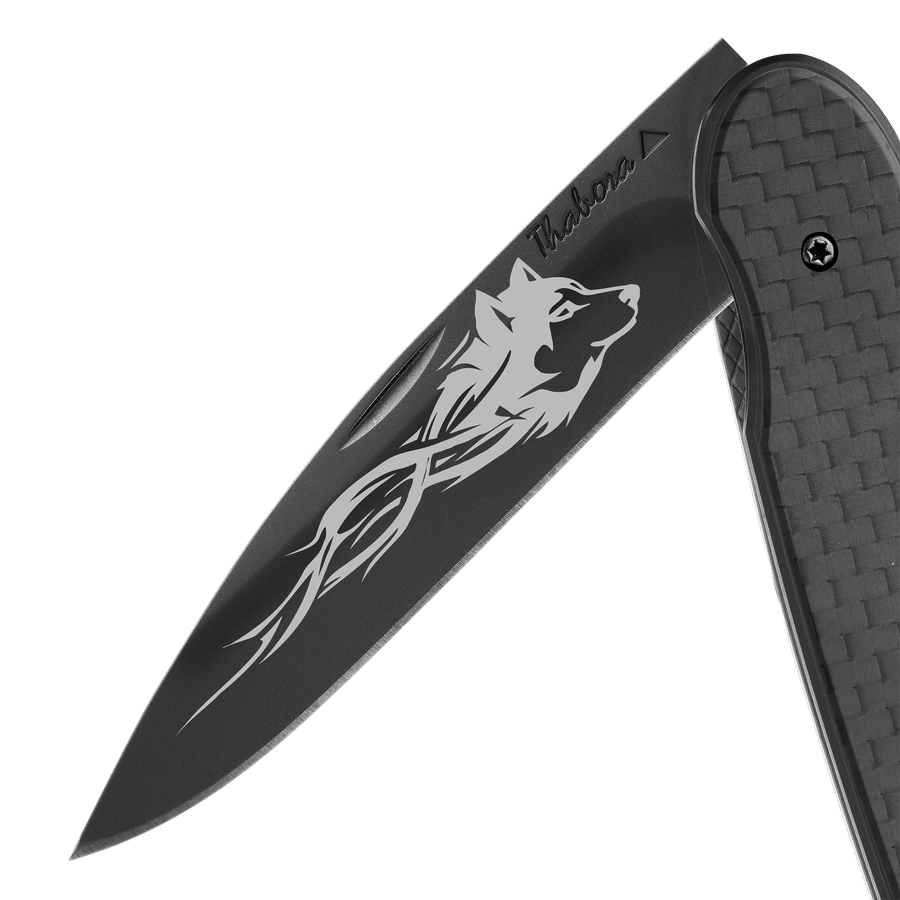 Couteau acier finition titane noir plaquette pleine carbone motif «loup tribal»
